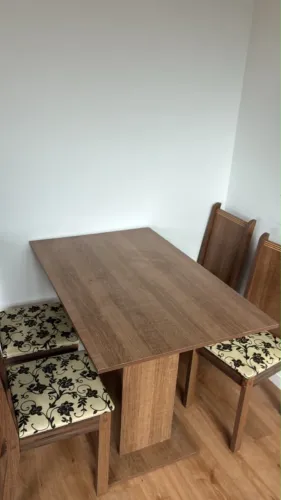 Mesa e 4 cadeiras
