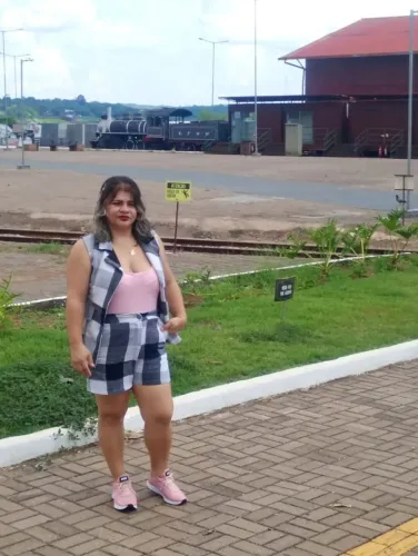 Trabalho como doméstica e fasso faxinas em geral.