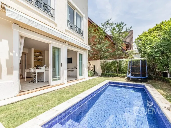 Casa com piscina em condomínio fechado