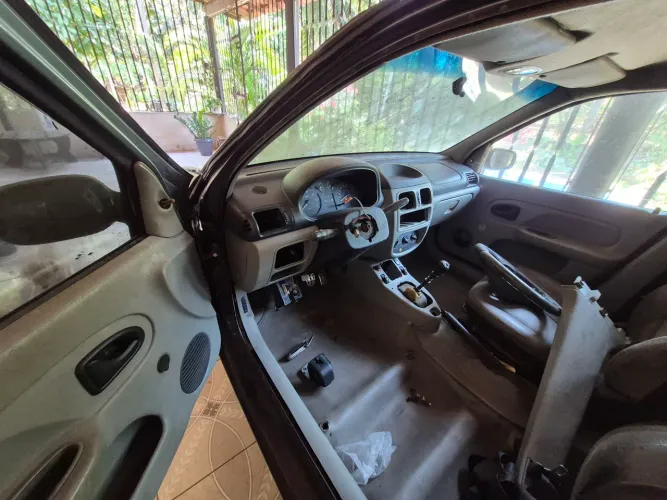 Renault Clio Authentique 1.0/1.0 Hi-power 16V 3P 2004