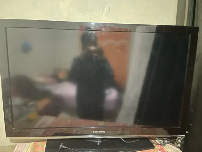 TV Samsung 40" LN40C530 com defeito (Tela Preta) - Para Conserto ou Retirada de Peças