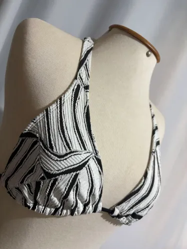 Conjunto biquíni preto e branco em relevo