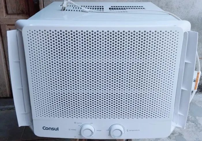 Vendo ar condicionado gelando muito bem com menos de 1 ano de uso comprado na bemol