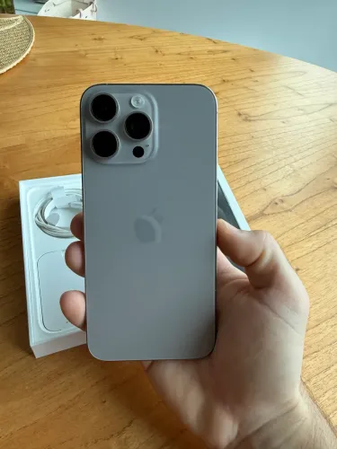 iPhone 15 Pro Max (256 GB) - Titânio Natural