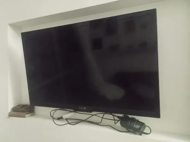 TV LED 32" CCE LN32G - Funcionando, só com linha pequena preta no meio  