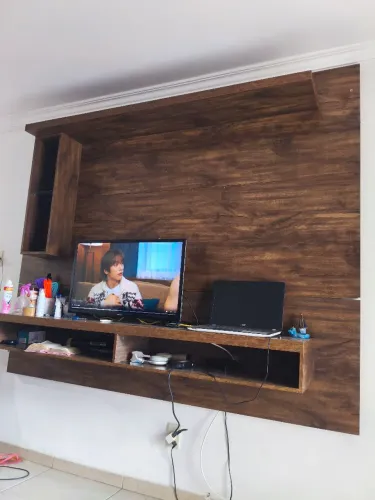 Painel de TV suspenso (madeira rústica)