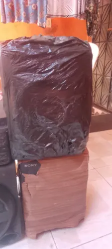 Vende_se o som funcionado Sony 2000 w atualizado Bluetooth só que tomou uma queda está