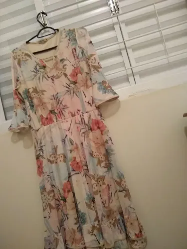 Vestido feminino com babado e forro.