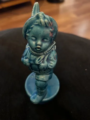 Escultura Decorativa Menino com Mochila, Cerâmica Esmaltada