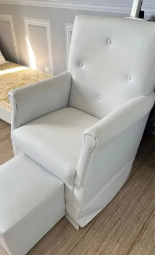 Cadeira de amamentação com puff