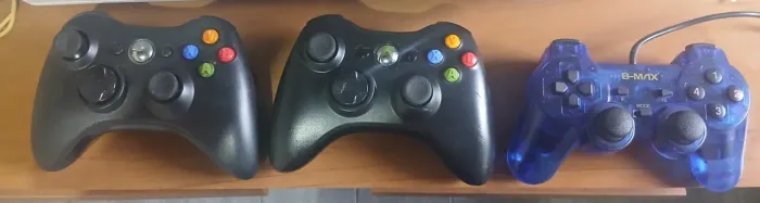 Vendo 3 controles dois de Xbox e um personalizado B-Max de Ps2