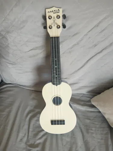 Para vender instrumento semi novo , Ukulele Soprano Makala.