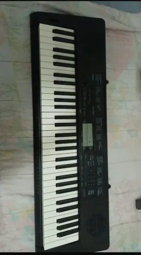 Teclado semi novo