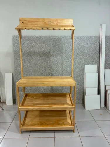 Balcão expositor de madeira