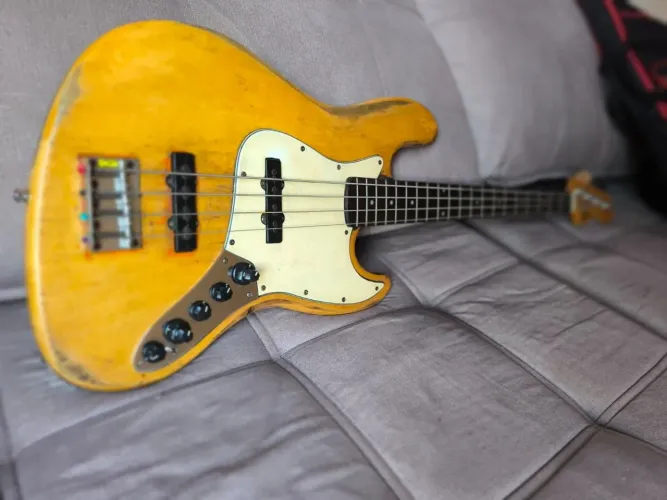 Contrabaixo Squier by Fender Corea 4 cordas Ativo e passivo Coreano. relicado decada de 90