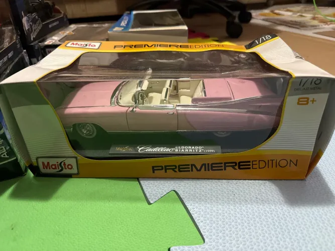 Miniatura Cadillac Eldorado Biarritz 1959 - escala 1/18