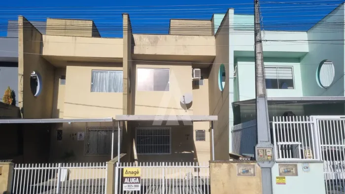 Geminado com 2 quartos, cozinha com armários, sacada e 1 vaga no bairro Itaum