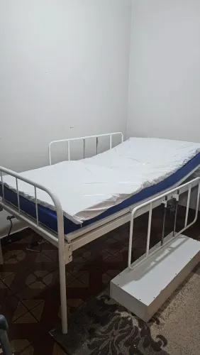 Cama hospitalar 2 manivelas + 2 colchões