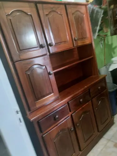 Vendo armário de madeira em ótimo estado de conservação. Valor 700.00