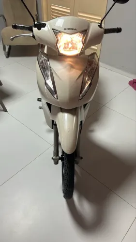 Vendo linda moto Honda biz, dois pneus novos, tração nova , recentemente revisada?