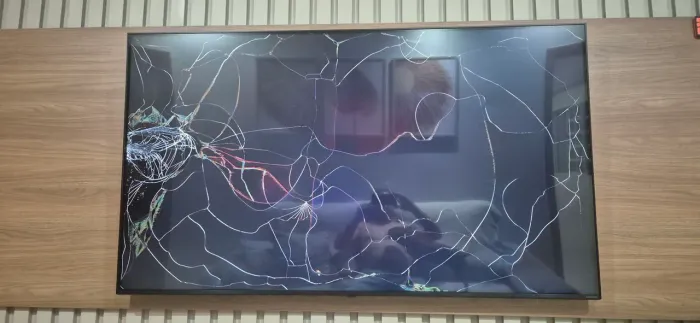 Vendo TV LG 65" (tela quebrada)
