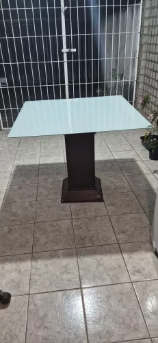 Mesa quadrada com tampo de vidro