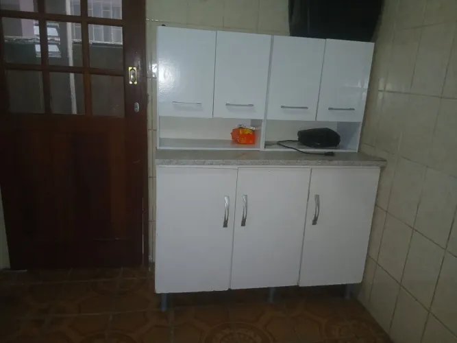 Vendo um armário para forno e micro-ondas e um armário branco com aéreo