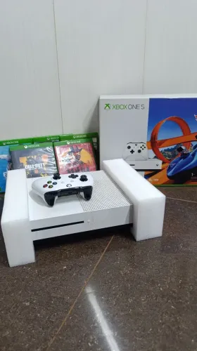 Xbox One S 500gb com 6 jogos, 1 controle, com caixa, excelente estado