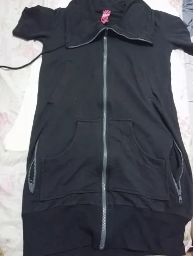 Vestido de moletom manga curta com bolso na parte de cima