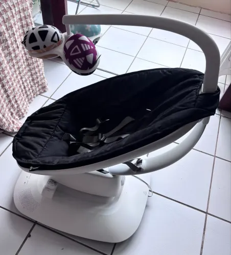 Cadeira Musical de Descanso Infantil 4moms Mamaroo 5.0 Wi-Fi Bluetooth Cor Preto