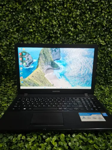 Notebook Samsung / core i3 geraçao5/ ssd 120/ 8gbram/ Windows 11 pro / liga em 10 segundos