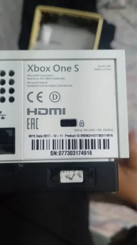 Xbox one S em ótima conservação, unico dono, acompanha alguns jogos e 1 controle