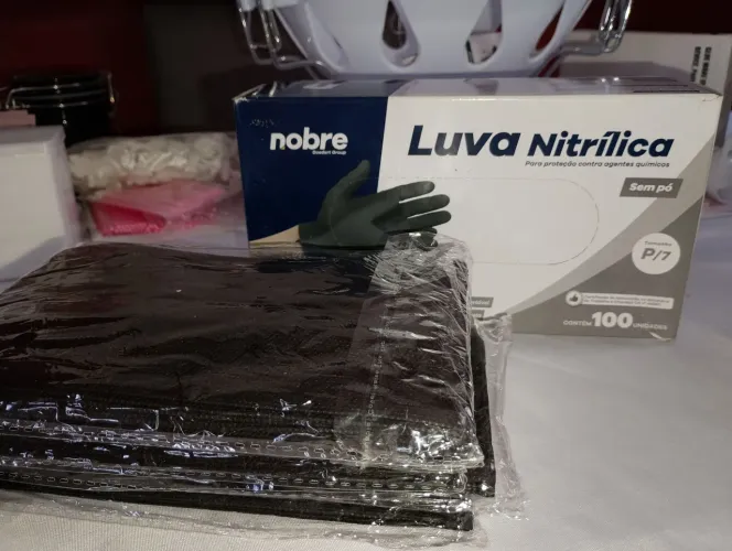 Caixa de luvas nitrílicas preta Tam P + 33 máscaras descartáveis