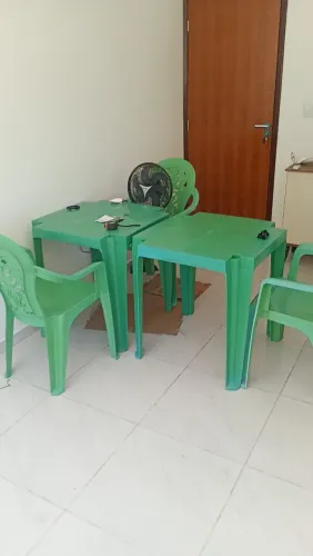 Conjunto de mesa e cadeiras