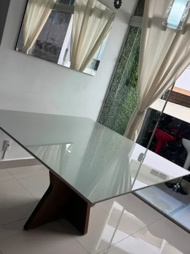 Mesa quadrada tampo híbrido vidro 1,4m