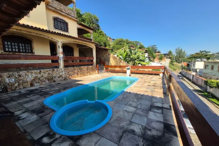 Casa com Piscina em condomínio no Bairro Campinho
