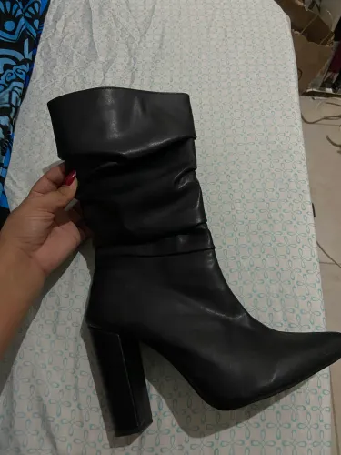 Bota feminina preta cano médio salto grosso