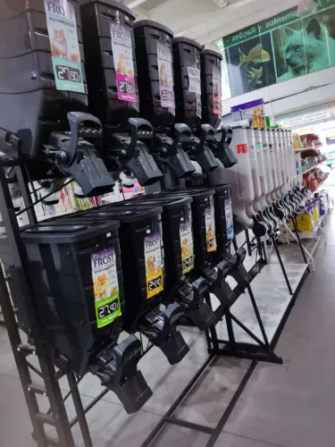 Dispensers para ração= 600 Reais 10 gôndolas. 400 Reais 6 gôndolas