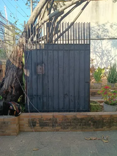 Portão de garagem.