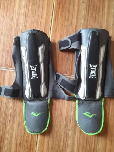 Caneleira Everlast MMA Muay Thai Original - Nova (Com Detalhe Estético/Descascando) Par