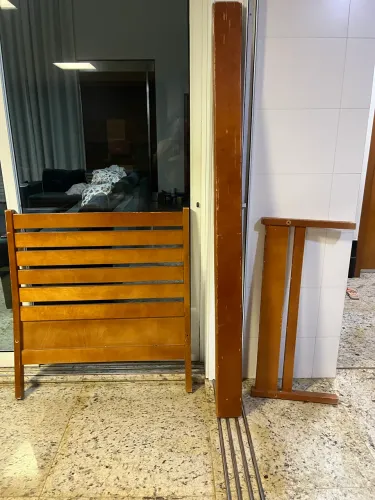 Cama solteiro de madeira