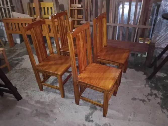 Cadeira de jantar feita com madeira maciça