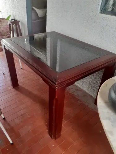 Mesa de jantar em madeira com tampo de vidro