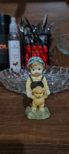 Estátua Decor mimo menino com urso