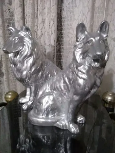 Duas esculturas de Cachorros em Gesso