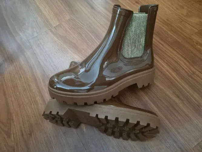 bota terra e água salado tratorado marrom/dourada com elástico linha melissa <br>