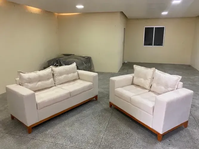 Sofá conjunto 2 e 3 lugares com pé de madeira  frete grátis R$ 1.999,99 A vista
