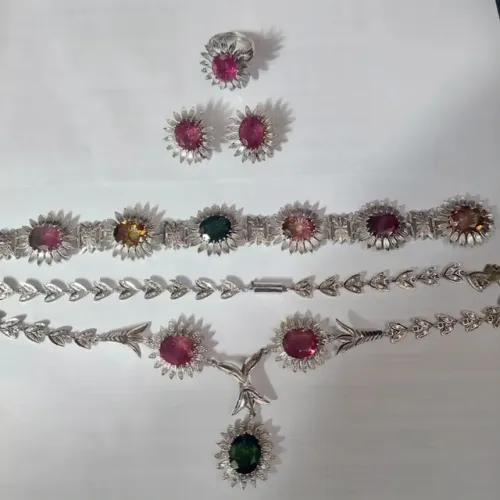 Conjunto em ouro branco com pedras turmalinas coloridas naturais