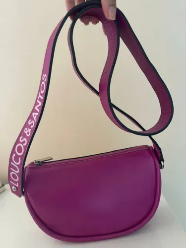 Bolsa Loucos e Santos  couro legítimo 