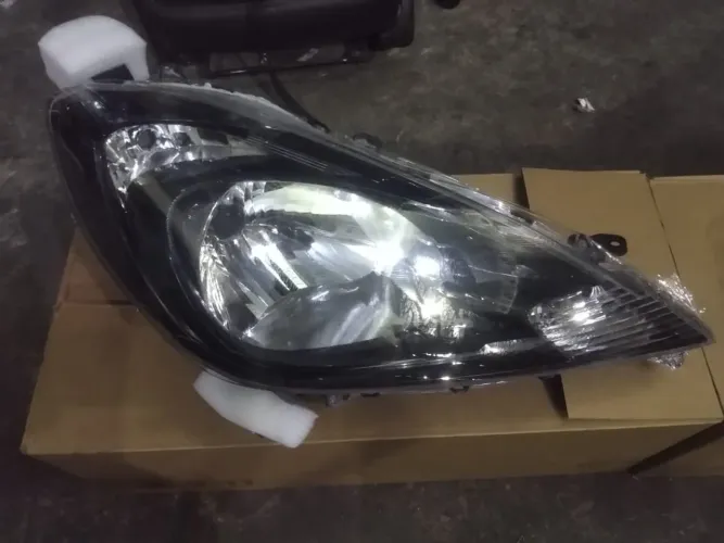 Farol Honda New Fit 13/14 máscara negra